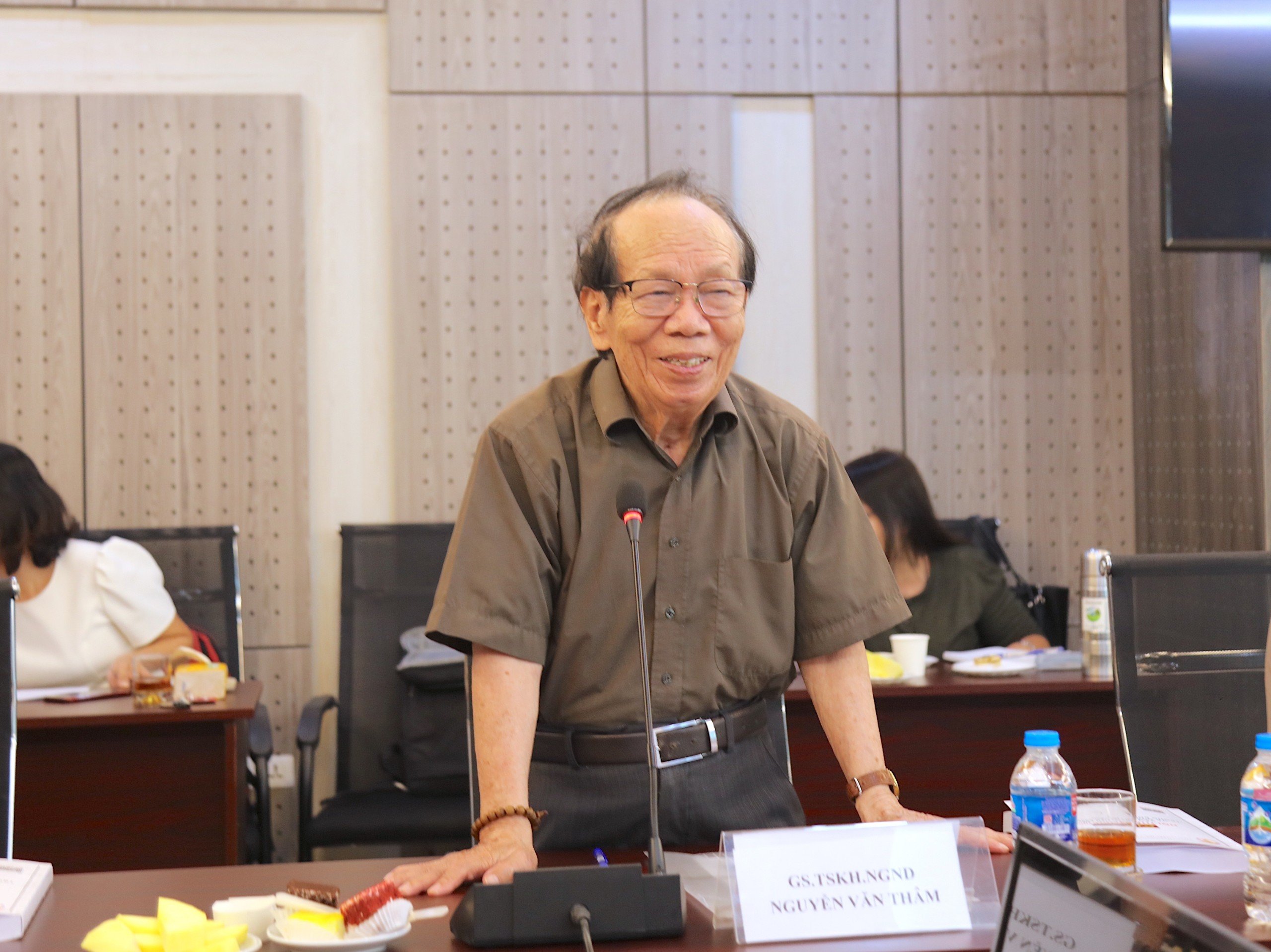 GS.TS.NGND. Nguyễn Văn Thâm chia sẻ tại Hội thảo.