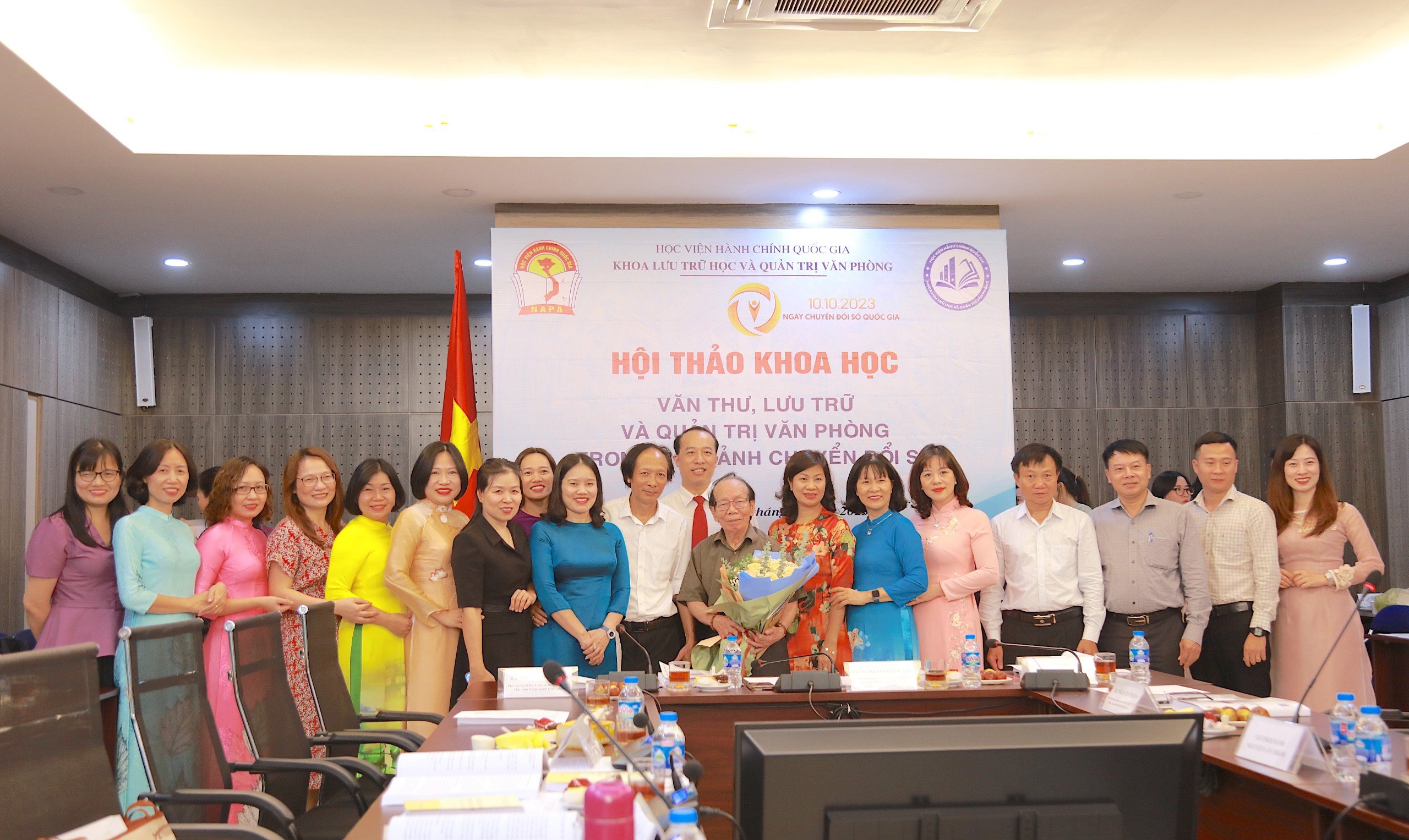 Các đại biểu dự Hội thảo chụp ảnh lưu niệm.