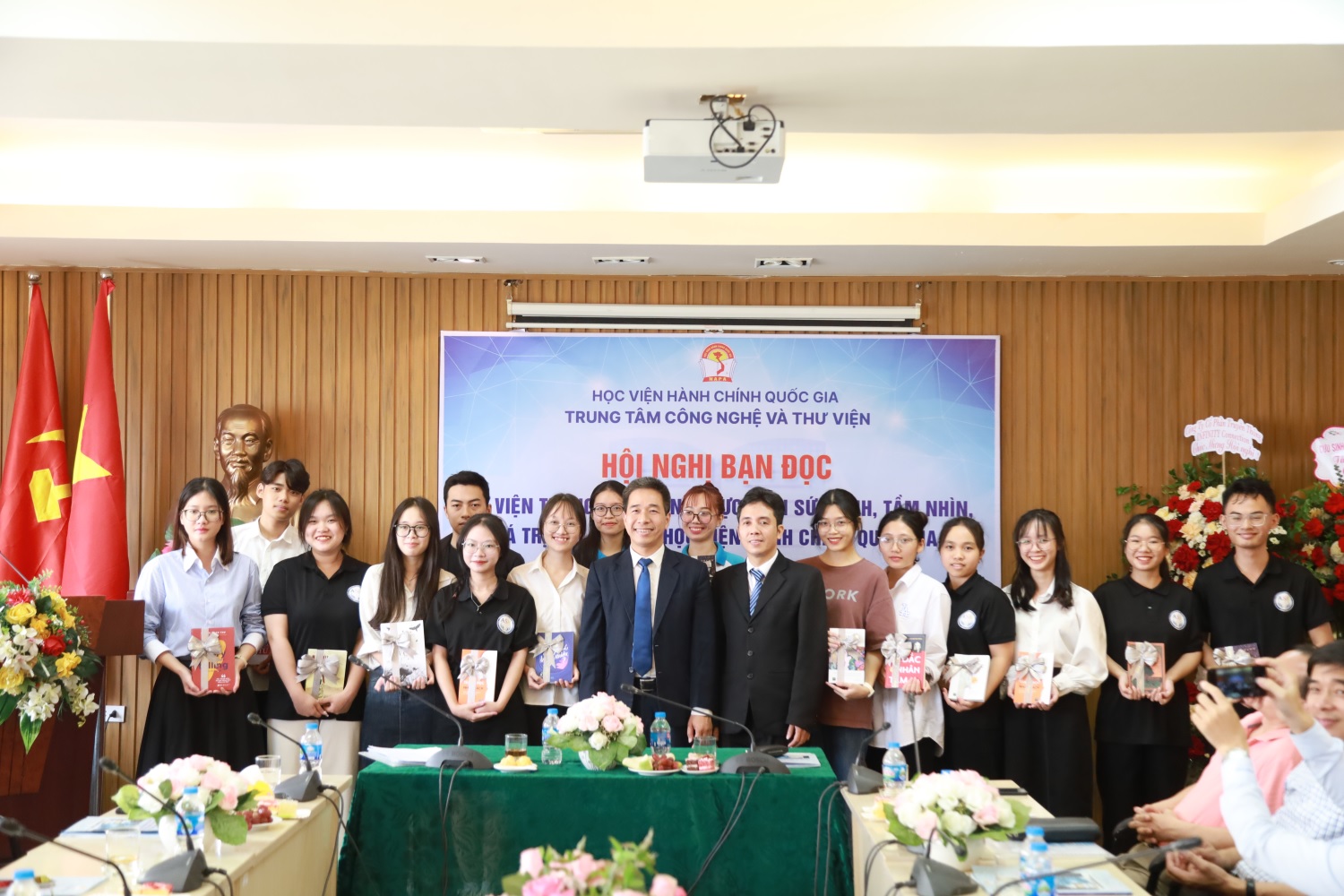 TS. Nguyễn Tiến Hiệp, Giám đốc Trung tâm Công nghệ và Thư viện và TS. Phạm Quang Quyền, Chủ nhiệm Thư viện trao tặng qua cho 15 bạn đọc thân thiết của Thư viên tại Hội nghị.