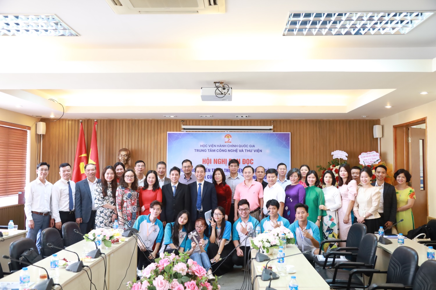 Chụp ảnh lưu niệm tại Hội nghị.