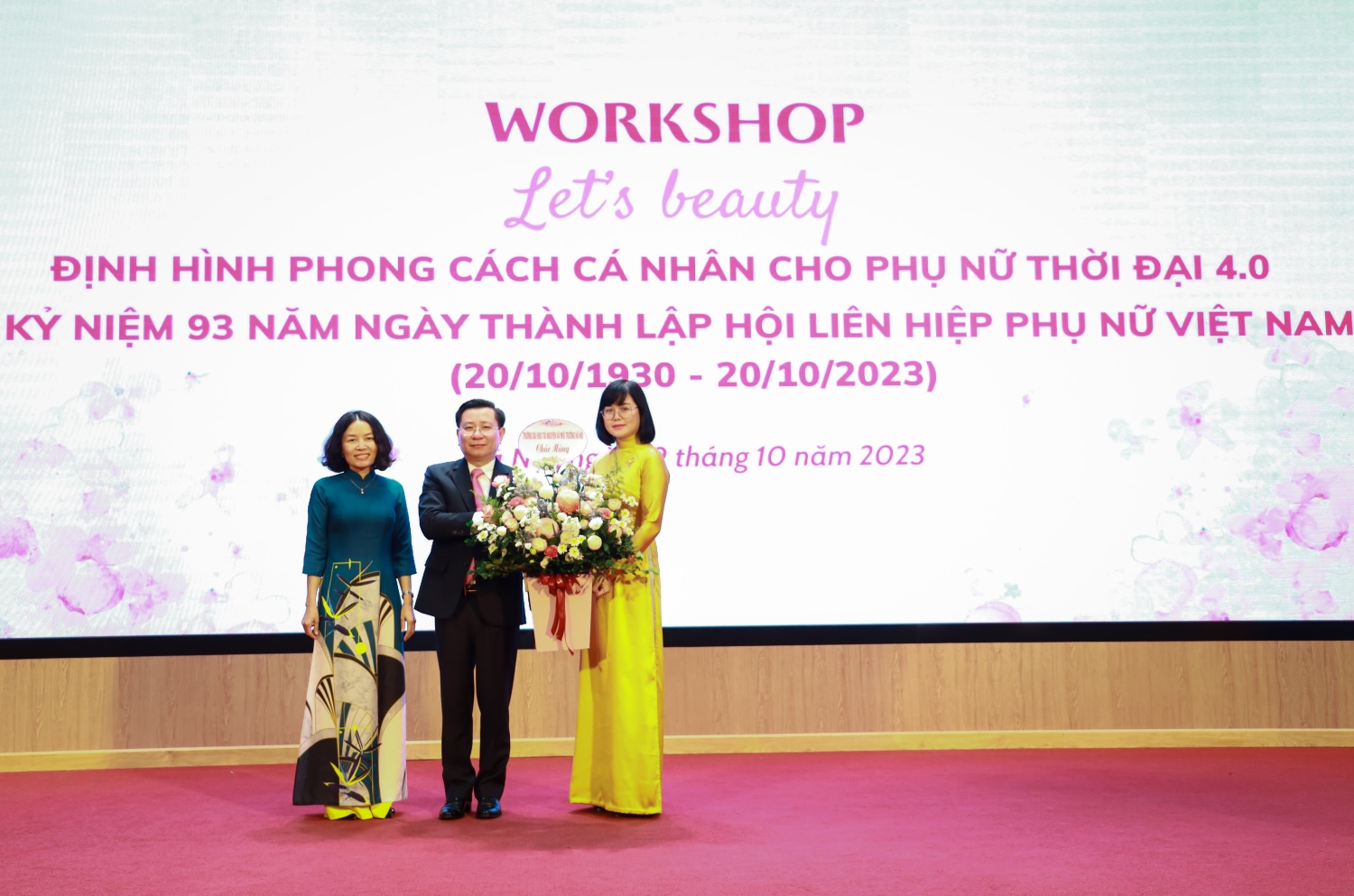 PGS.TS Hoàng Anh Huy, Bí thư Đảng ủy, Hiệu trưởng Nhà trường tặng hoa nhân ngày 20/10 tới đại diện nữ cán bộ, viên chức, giảng viên và người lao động Trường Đại học Tài nguyên và Môi trường Hà Nội