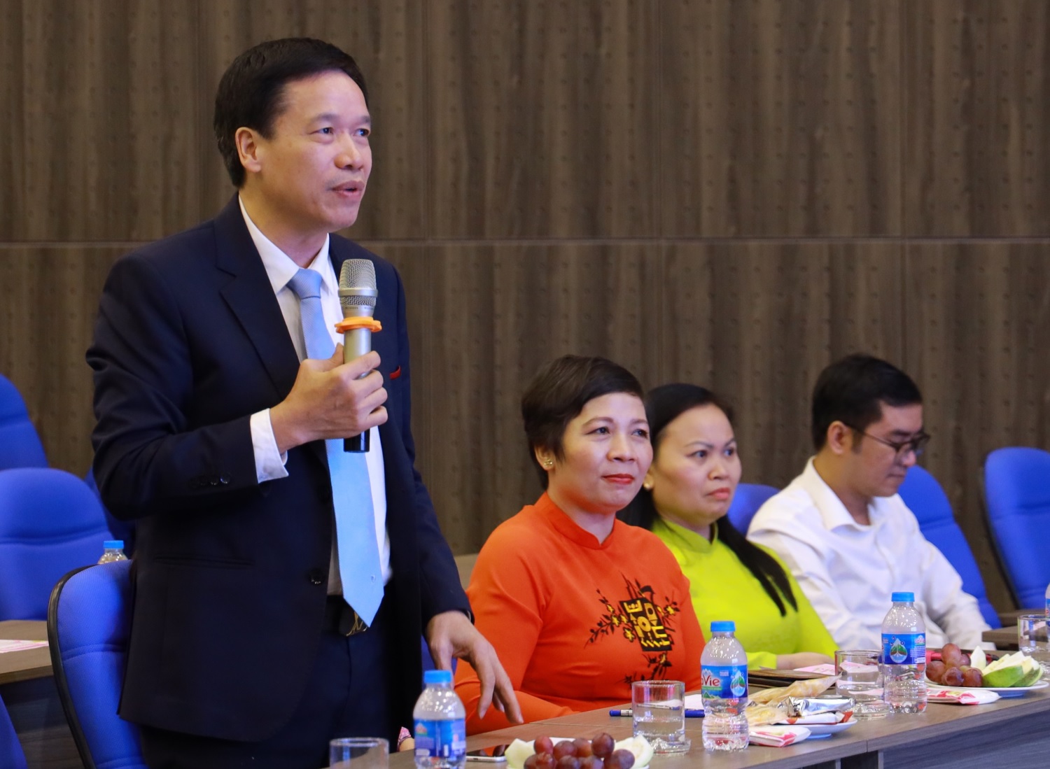 TS. Lại Đức Vượng, Phó Bí thư Đảng ủy, Phó Giám đốc Học viện Hành chính Quốc gia, Trưởng ban Giám khảo cuộc thi nhận xét về các phần thi của sinh viên các lớp.