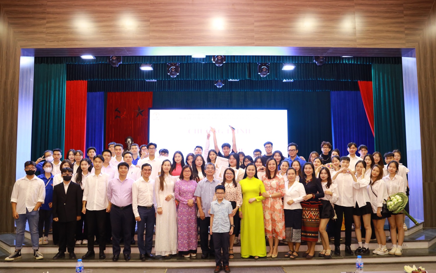 Chụp hình lưu niệm tại Chương trình.