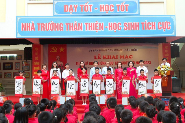 Các đại biểu quận Hoàn Kiếm gửi thông điệp học tập suốt đời.