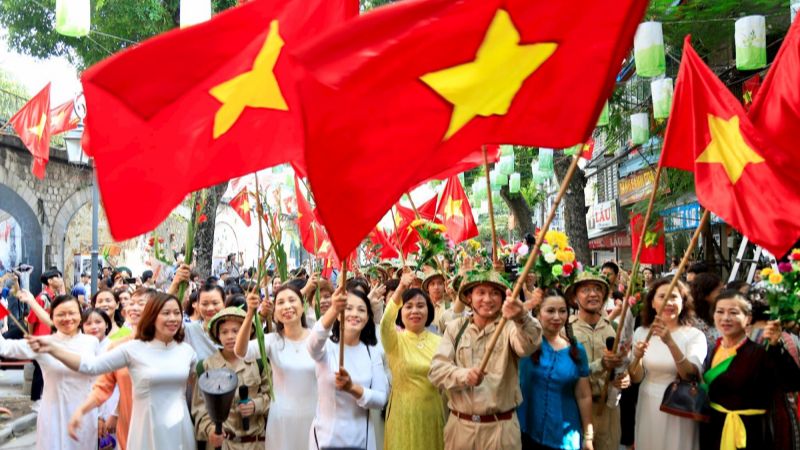 Kỷ niệm 69 năm Ngày Giải phóng Thủ đô trong trưng bày “Sông Hồng cuộn sóng”