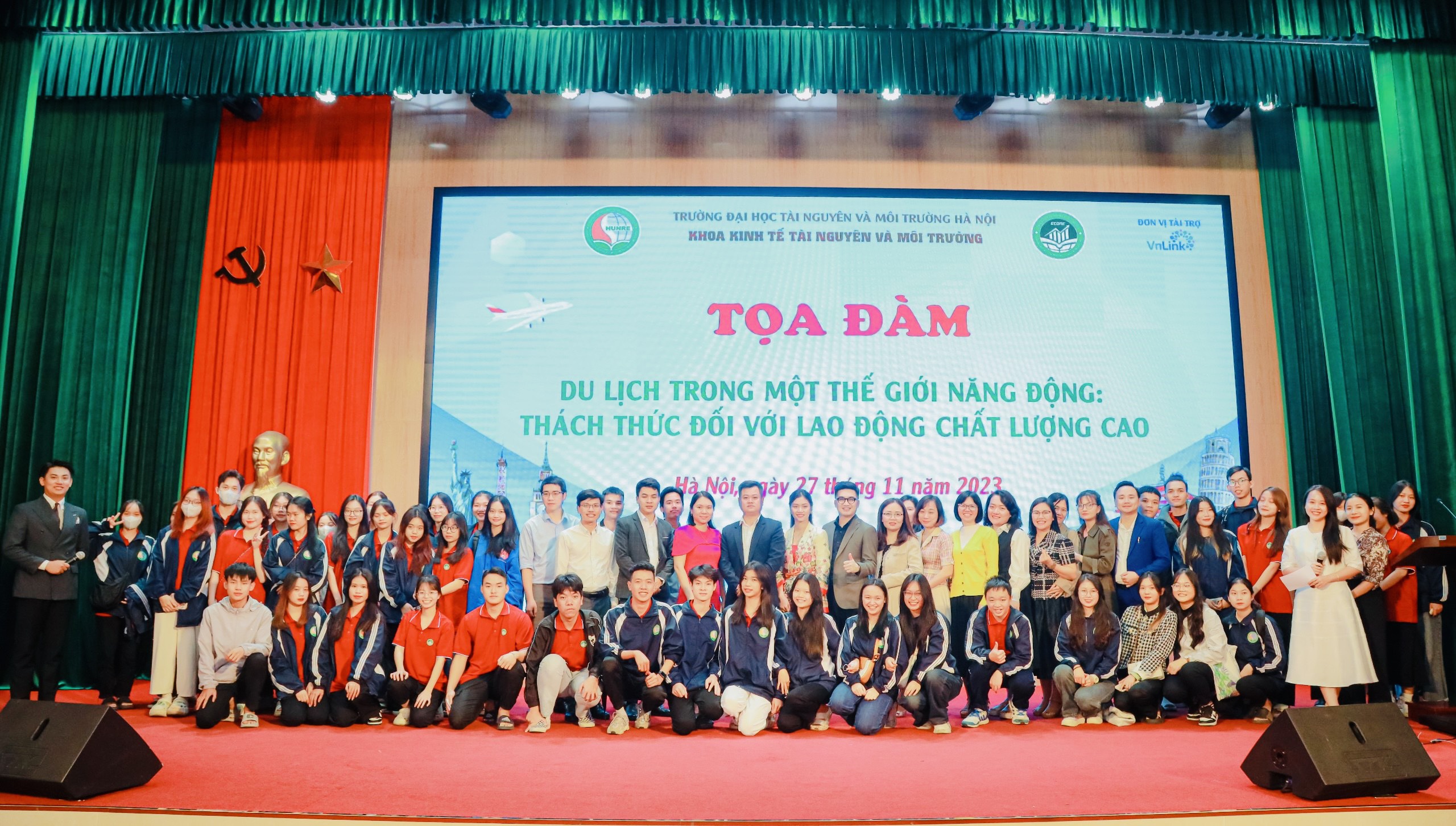 Chụp ảnh lưu niệm tại Tọa đàm.