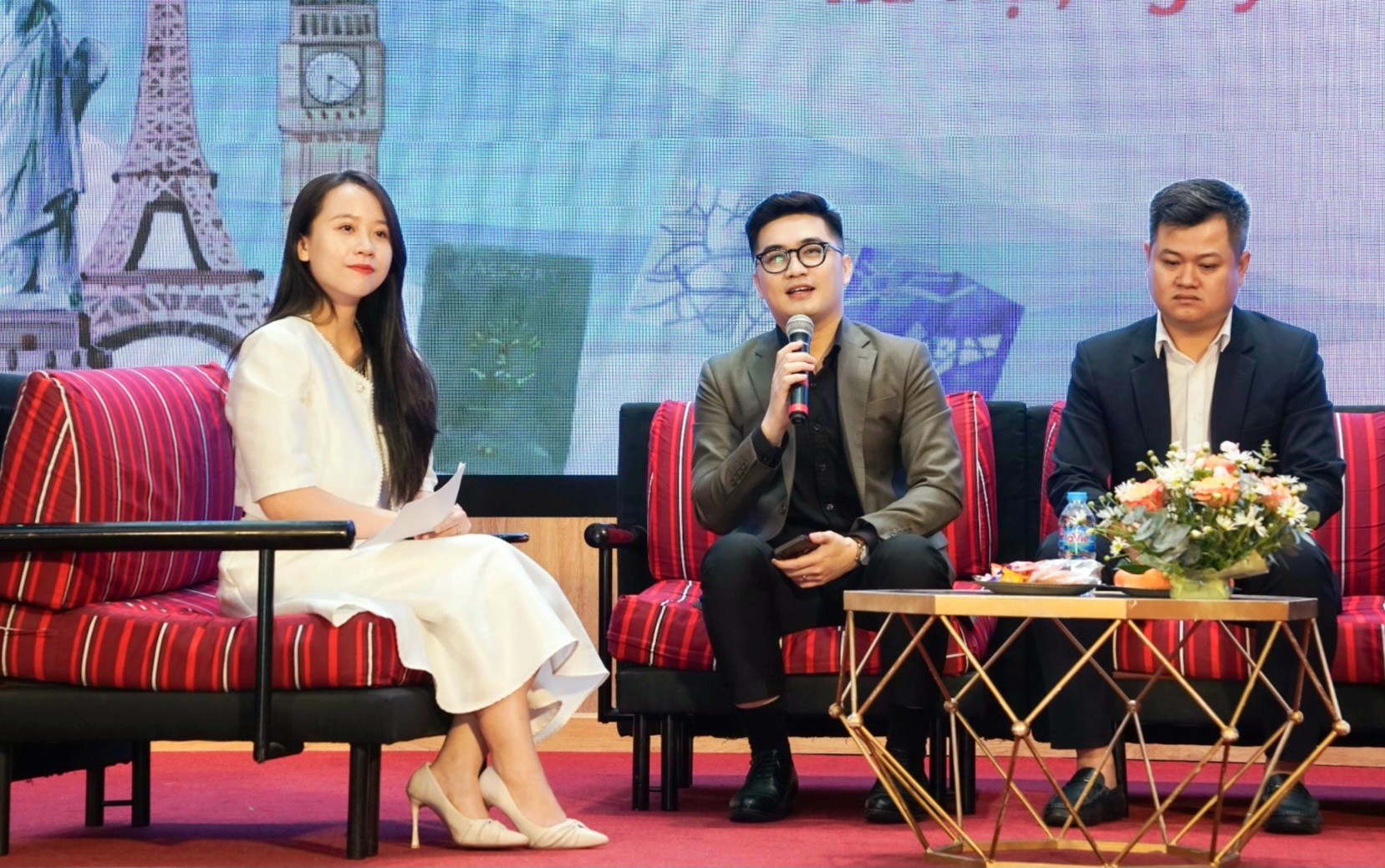 Ông Đặng Hoài Sơn, Tổng Giám đốc Công ty Cổ phần Công nghệ và Truyền thông VNLINK chia sẻ tại Tọa đàm.