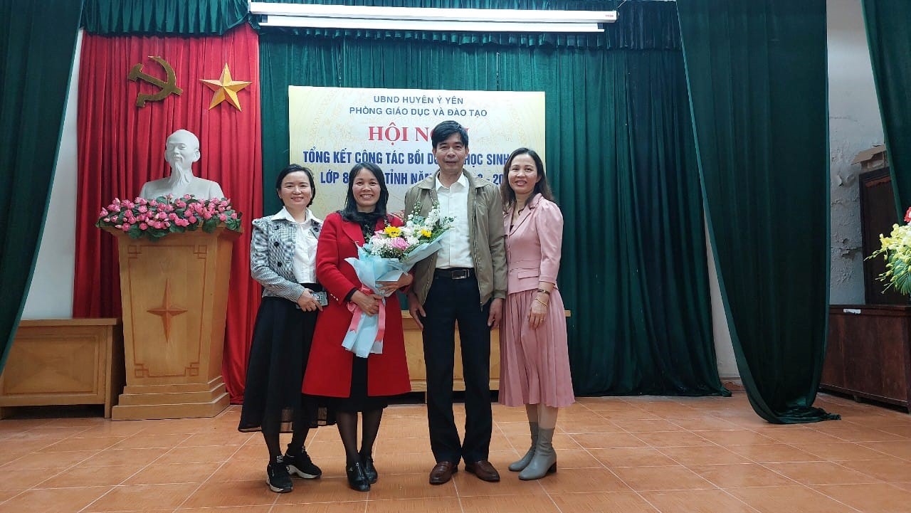 Một số thầy cô tại Lễ tổng kết công tác bồi dưỡng học sinh giỏi lớp 8,9 của tỉnh năm học 2022-2023. Ảnh: Nhà trường cung cấp.