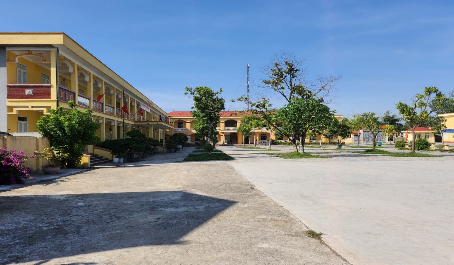 Trường được quan tâm đầu tư cơ sở vật chất tạo môi trường học tập tốt nhất cho các em học sinh.