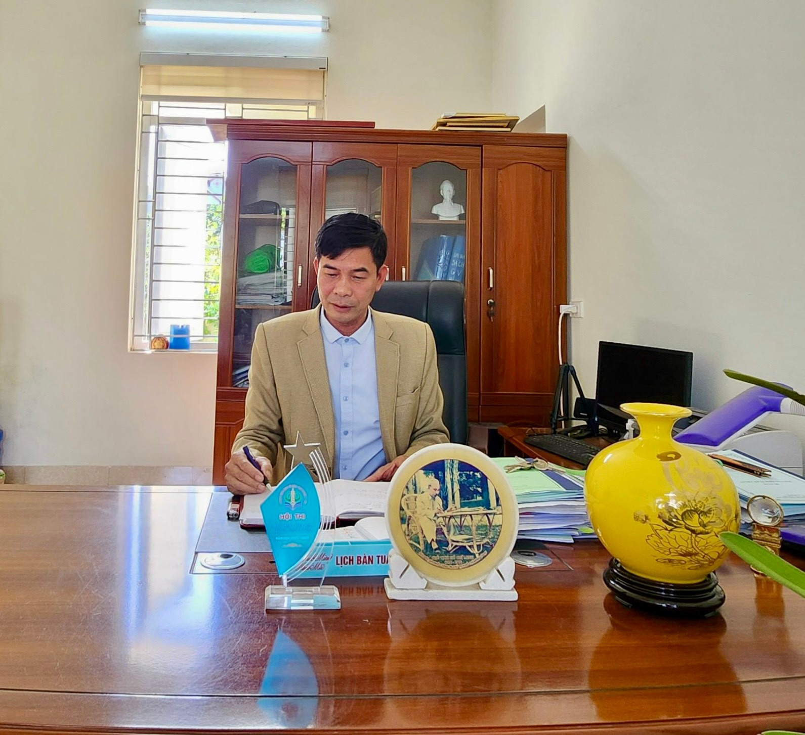 Thầy Nguyễn Văn Hòa – Hiệu trưởng trường THCS Yên Tiến.