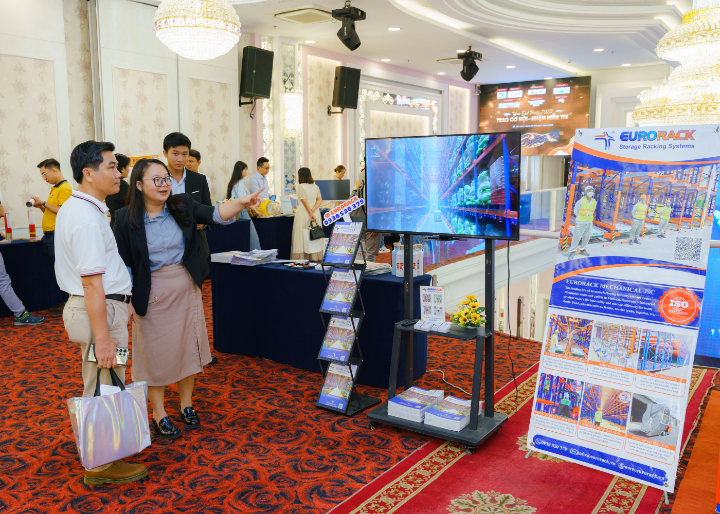 Các gian hàng quảng bá sản phẩm thu hút sự quan tâm của nhiều chủ đầu tư đến tham quan, tìm hiểu
