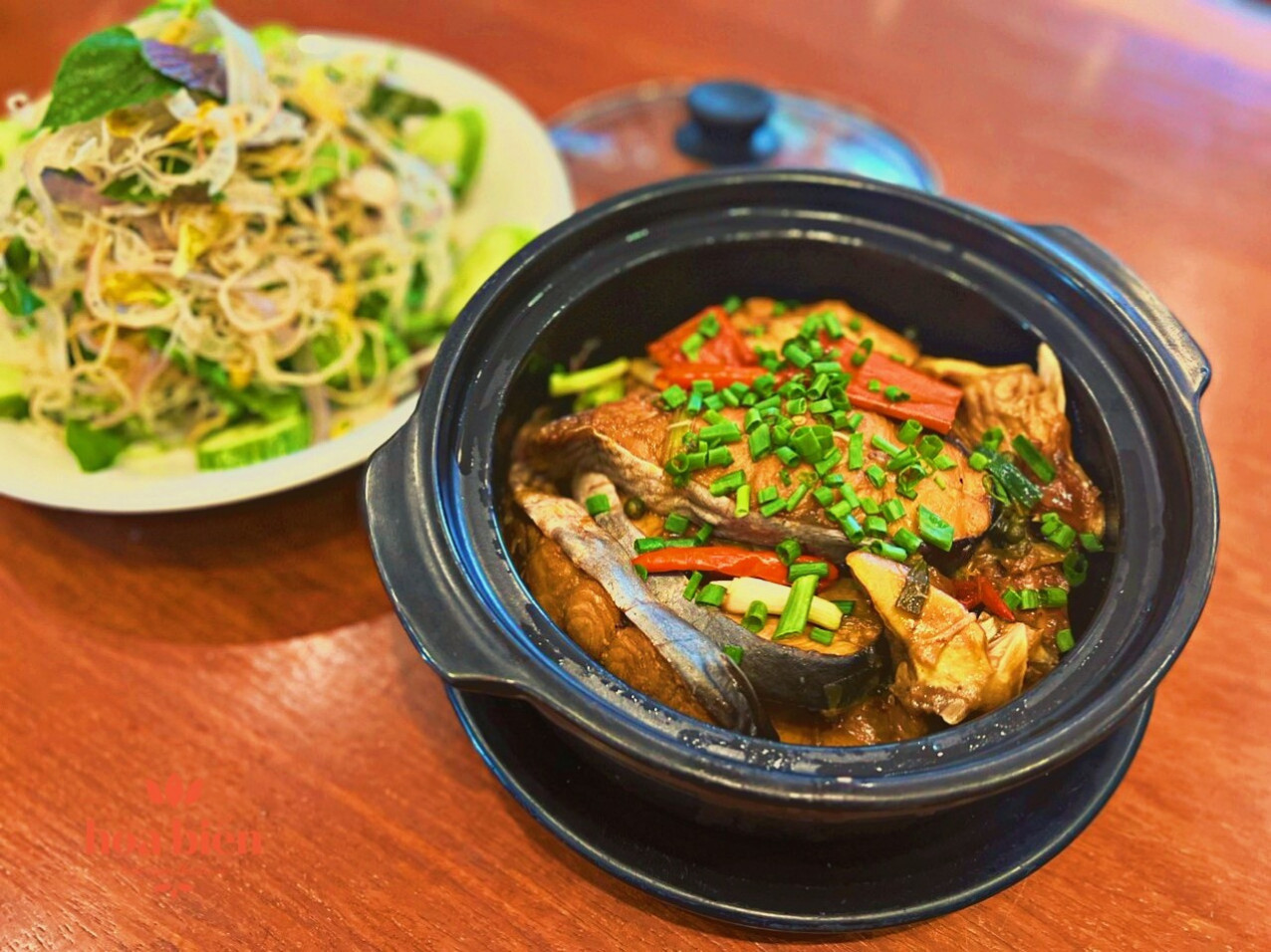 Cá dứa thiên nhiên kho tộ chấm rau ghém