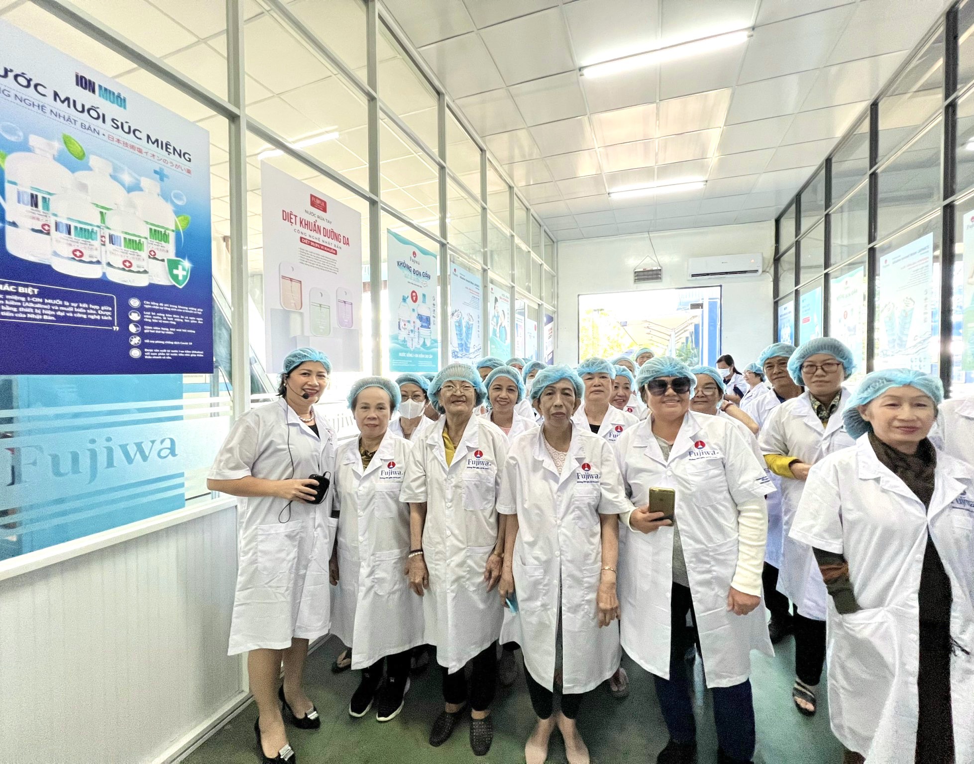 Đoàn tham quan lắng nghe chia sẻ từ đại diện công ty Fujiwa