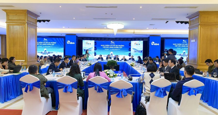 Nóng chuyện bỏ giá trần vé máy bay