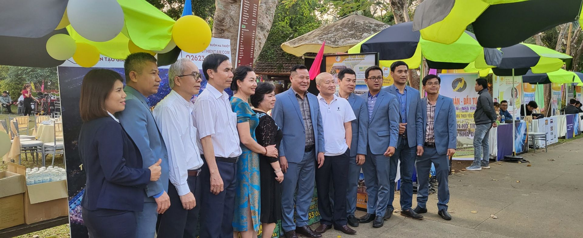 ĐẠI BIỂU THAM QUAN GIAN HÀNG