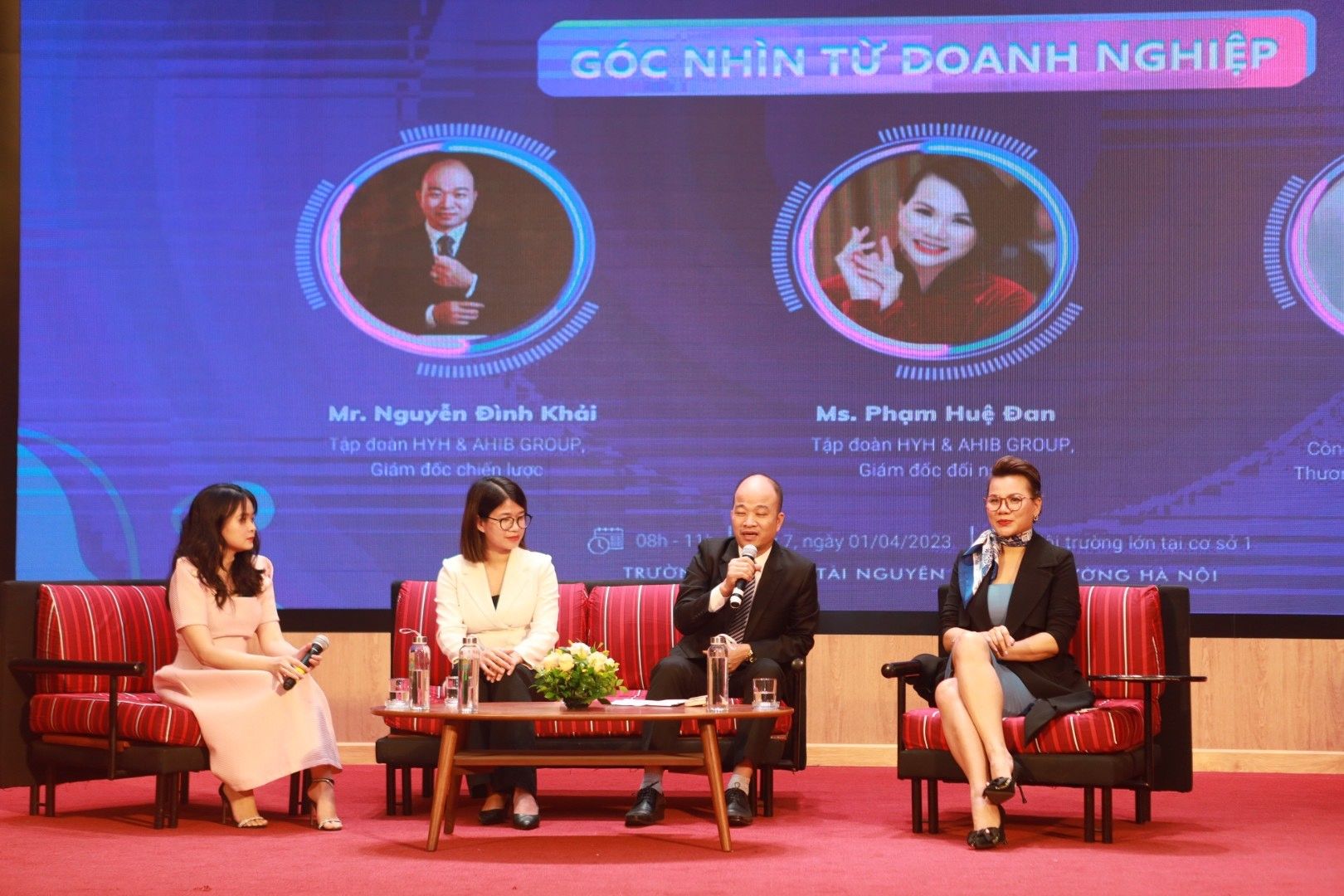 Các vị khách mời trao đổi tại buổi Tọa đàm