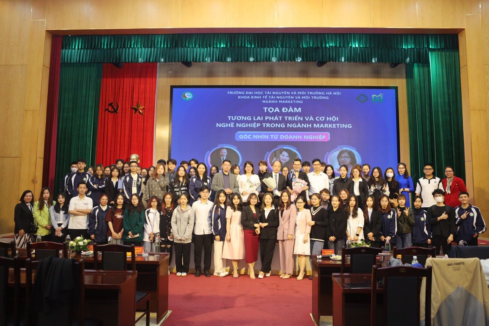 Các bạn sinh viên cùng các Thầy Cô giáo ngành Marketing chụp ảnh lưu niệm cùng các vị khách mời tại buổi Tọa đàm