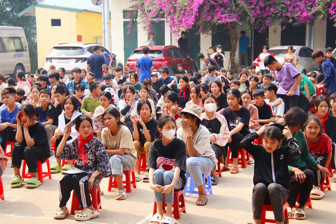 Dược Mỹ Phẩm Nam Dương trao tặng 700 suất quà cho các em nhỏ vùng biên giới