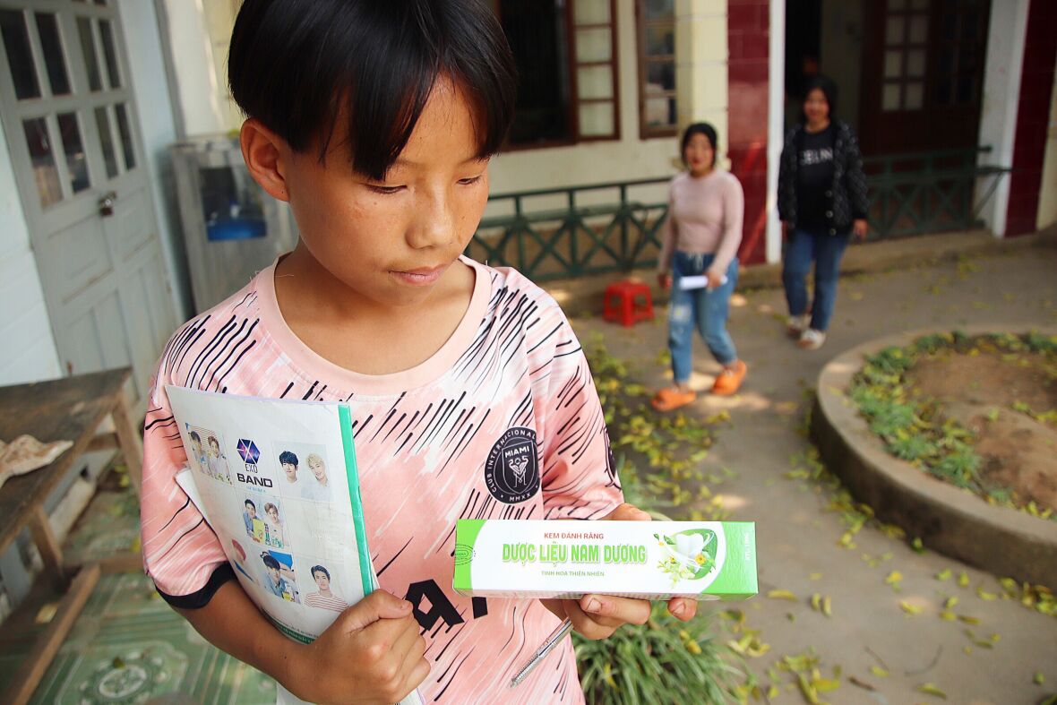 Dược Mỹ Phẩm Nam Dương trao tặng 700 suất quà cho các em nhỏ vùng biên giới