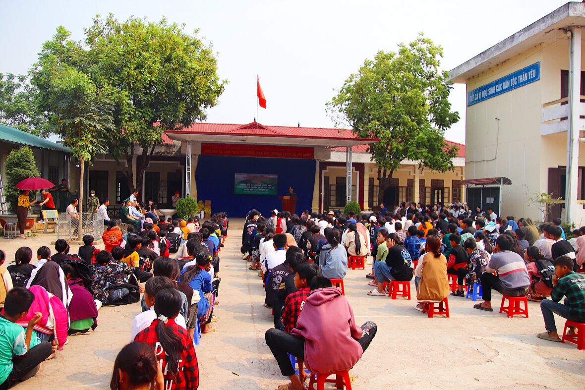 Dược Mỹ Phẩm Nam Dương trao tặng 700 suất quà cho các em nhỏ vùng biên giới