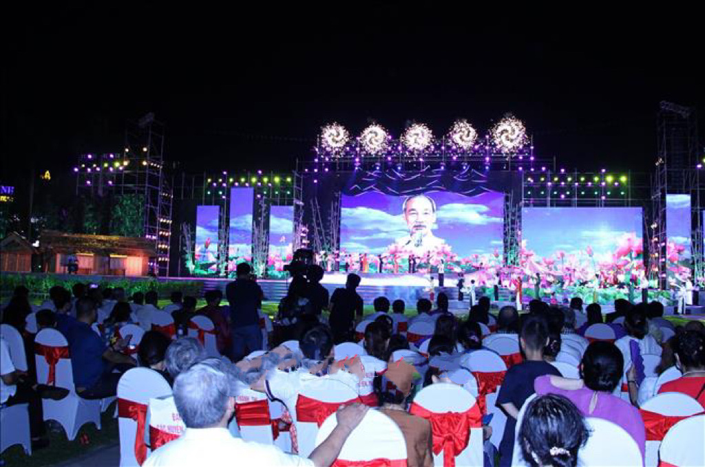 nghe-an-be-mac-le-hoi-lang-sen-nam-2023--n1.jpg