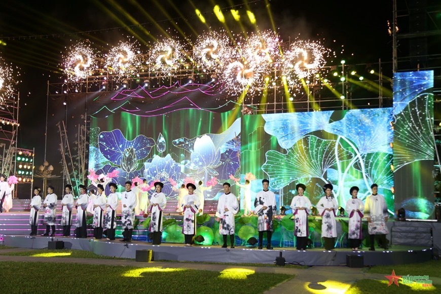 nghe-an-be-mac-le-hoi-lang-sen-nam-2023--n4.jpg