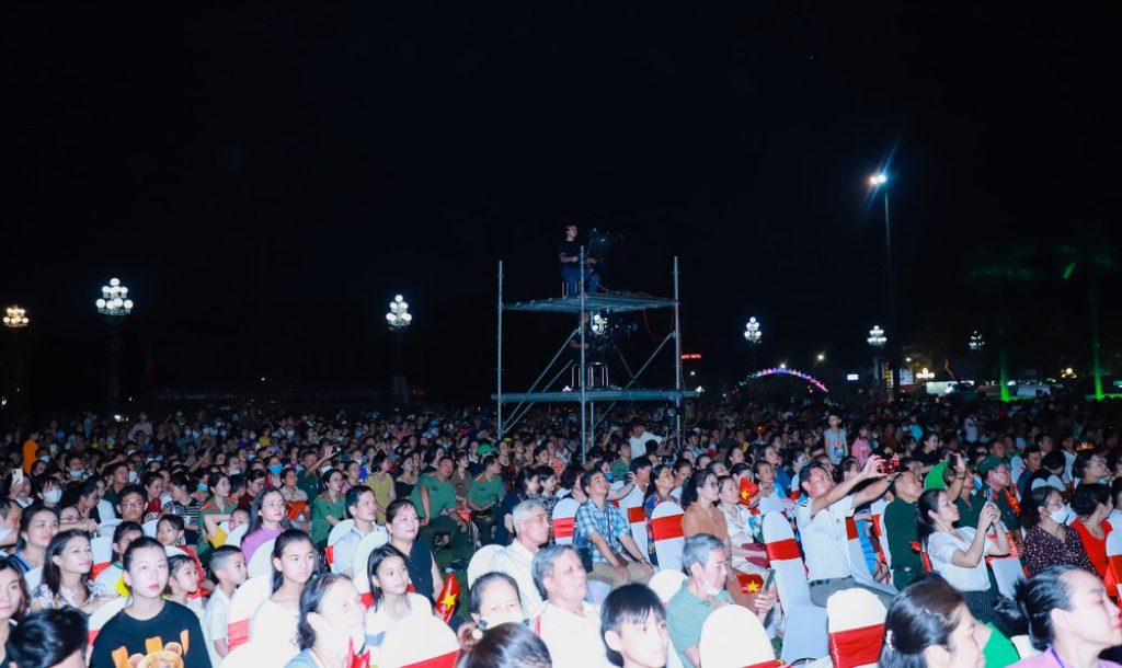 nghe-an-be-mac-le-hoi-lang-sen-nam-2023--n7.jpg