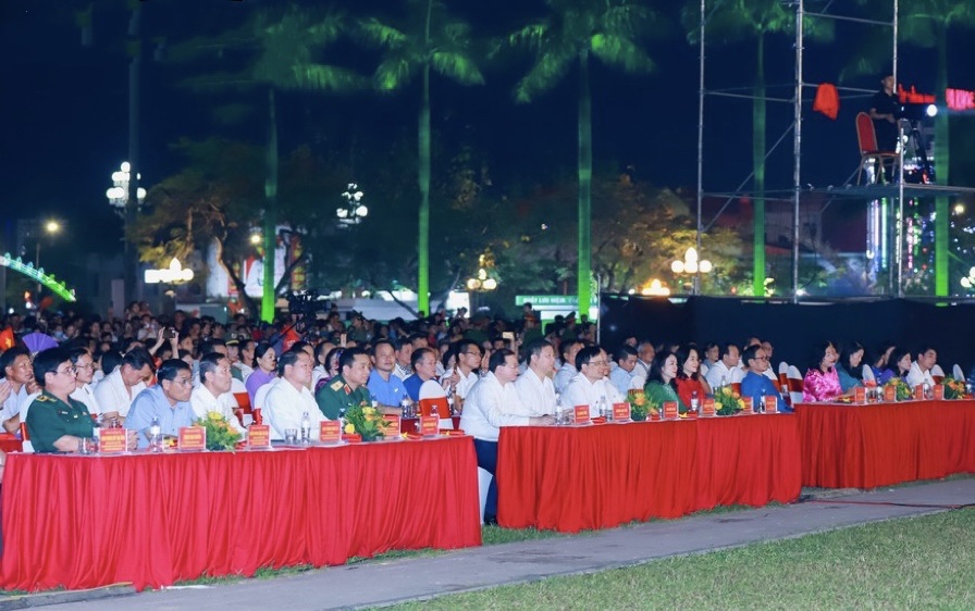 nghe-an-be-mac-le-hoi-lang-sen-nam-2023--n8.jpg