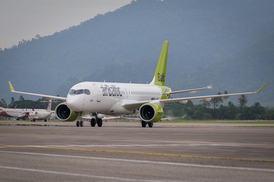 Máy bay A220 thế hệ mới nhất thực hiện bay trình diễn ở khu vực Đông Nam Á