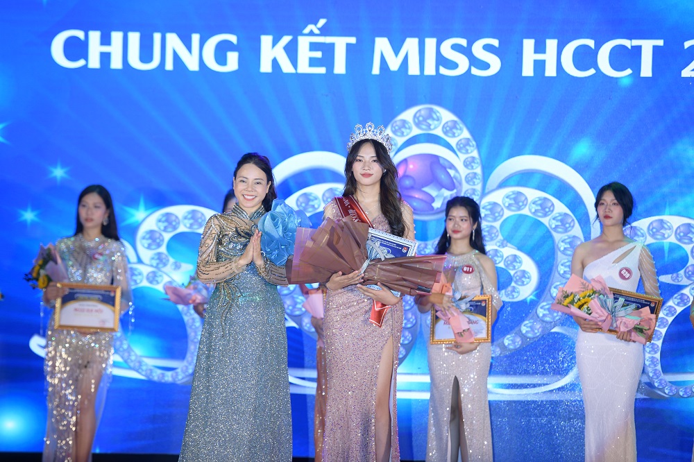TS. Trịnh Thị Thu Hà, Bí thư Đảng uỷ, Hiệu trưởng Trường Cao đẳng Thương mại và Du lịch Hà Nội trao giải Hoa khôi MISS HCCT 2023 cho nữ sinh Nông Thị Thúy Đào