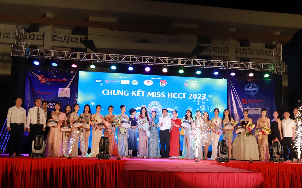 Ban Tổ chức, Ban Giám khảo, Ban Giám hiệu Trường HCCT chụp ảnh lưu niệm cùng thí sinh và khách mời.