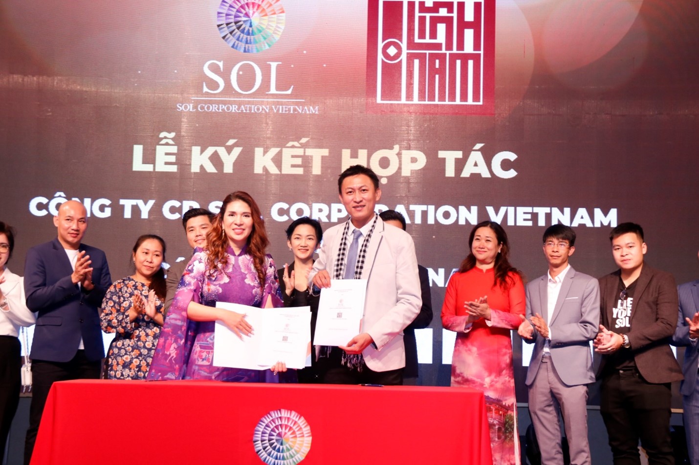 Bà Tracy Bùi – Tổng giám đốc Sol Việt Nam ký kết biên bản ghi nhớ với ông Jonathan Hai Nguyen – Chủ tịch HĐQT Công ty CP TM Xuất nhập khẩu Lĩnh Nam về hợp tác thương mại giữa đôi bên.