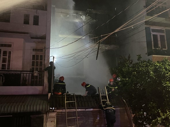 Đội cảnh sát PCCC&CNCH quận Tân Bình kịp thời dập tắt đám cháy nhà dân 1 trệt, 2 lầu.