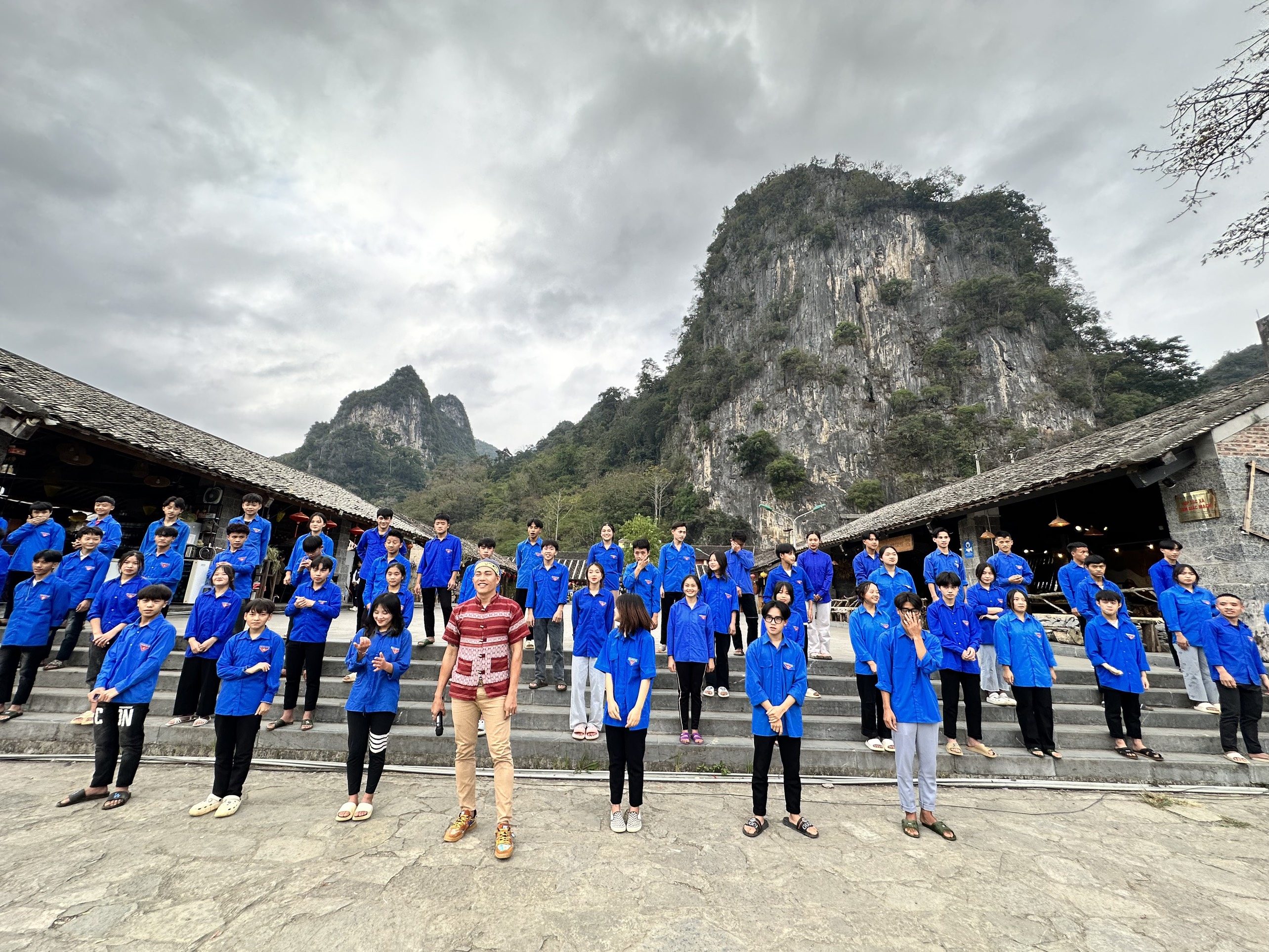 Ca sĩ Quách Beem cùng các bạn trẻ tại Hà Giang