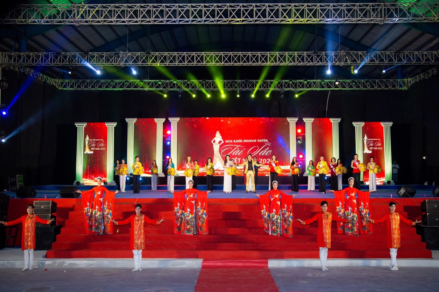 dan-my-nhan-viet-hoi-tu-tai-cuoc-thi-hoa-khoi-doanh-nhan-tai-sac-viet-nam-nam-2023_64785fb4e1969.jpg