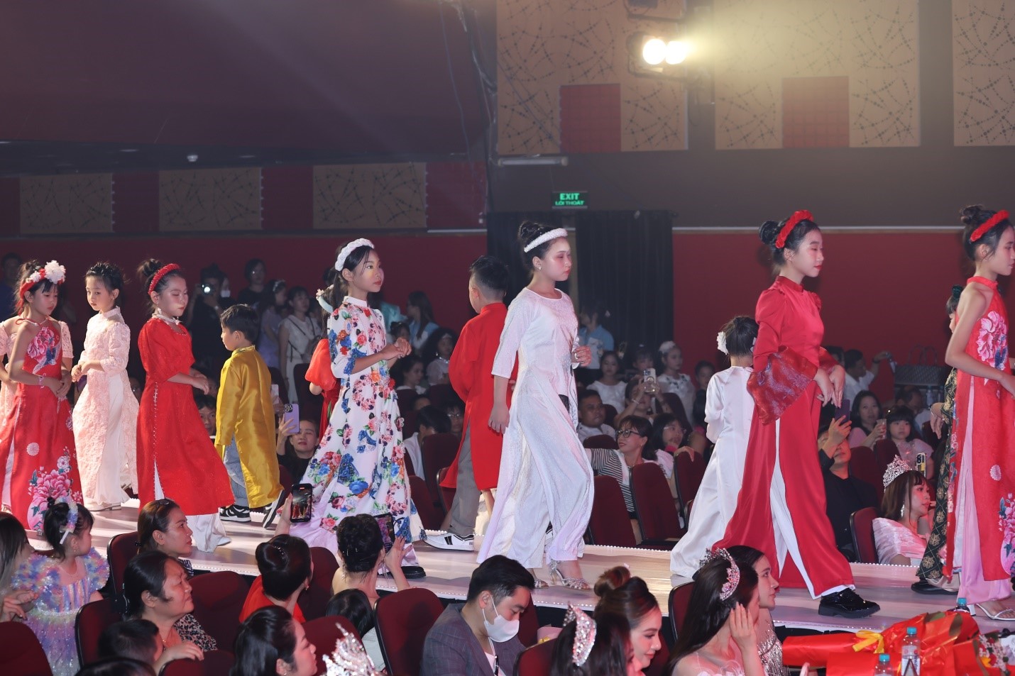 dem-trinh-dien-fashion-show-super-model-kids-2023-khep-lai-thanh-cong-day-ruc-ro_64883cdb3a75e.jpg