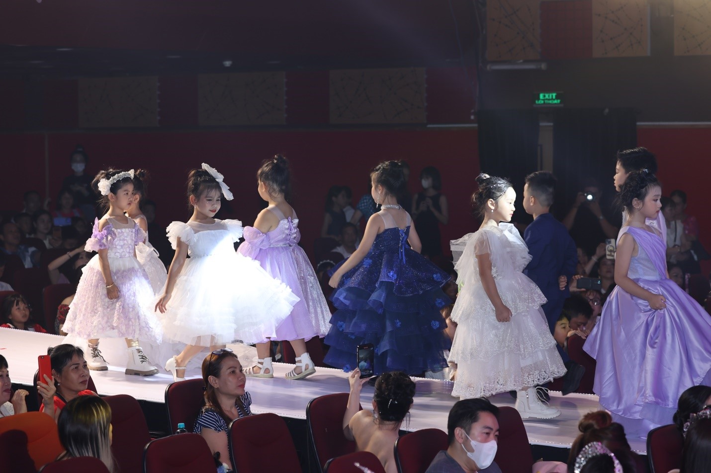 dem-trinh-dien-fashion-show-super-model-kids-2023-khep-lai-thanh-cong-day-ruc-ro_64883ced69e12.jpg