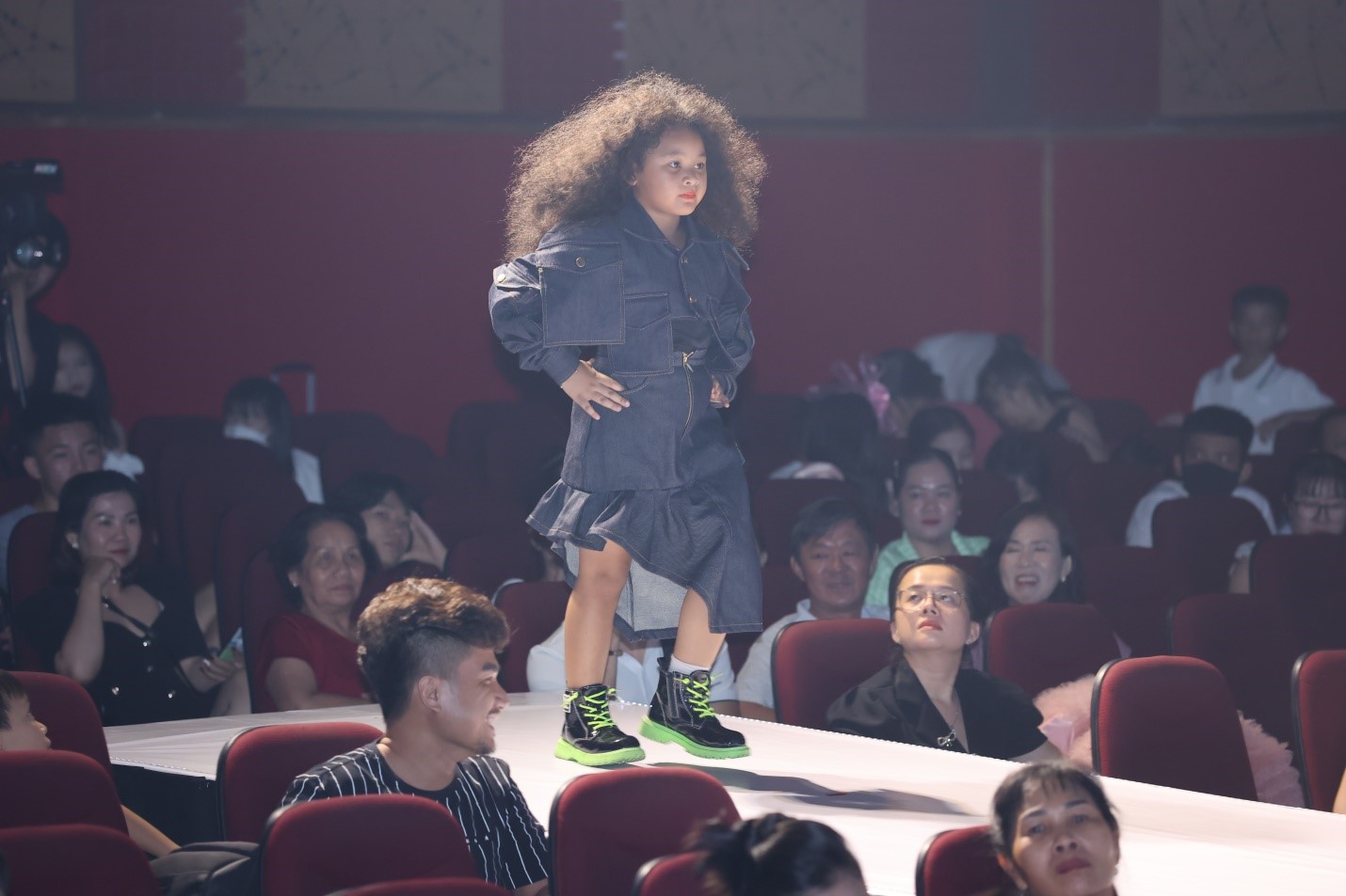 dem-trinh-dien-fashion-show-super-model-kids-2023-khep-lai-thanh-cong-day-ruc-ro_64883cfad0649.jpg