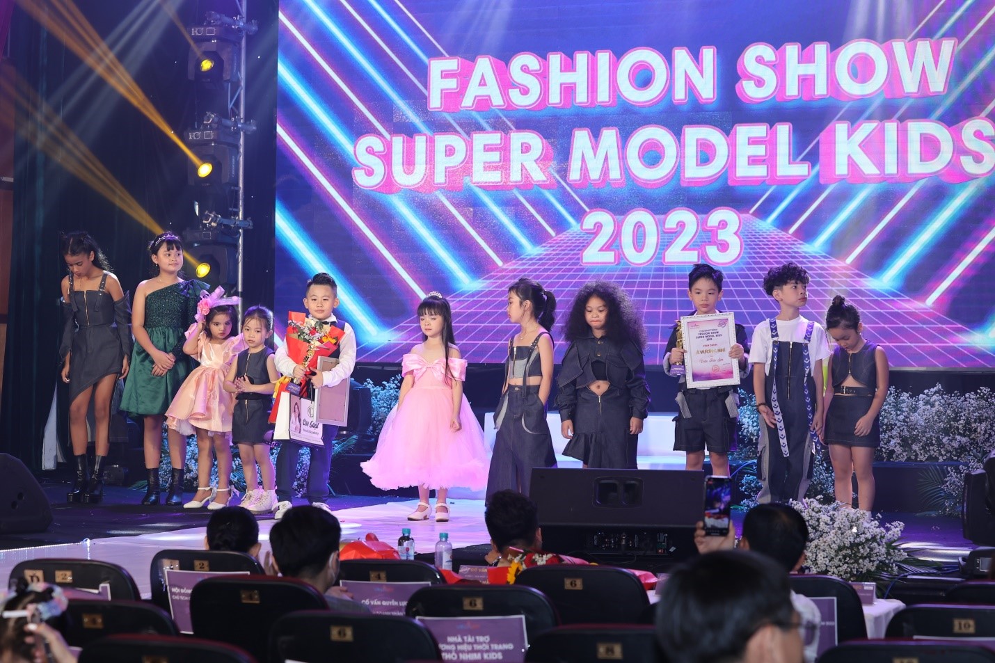 dem-trinh-dien-fashion-show-super-model-kids-2023-khep-lai-thanh-cong-day-ruc-ro_64883d1c88517.jpg