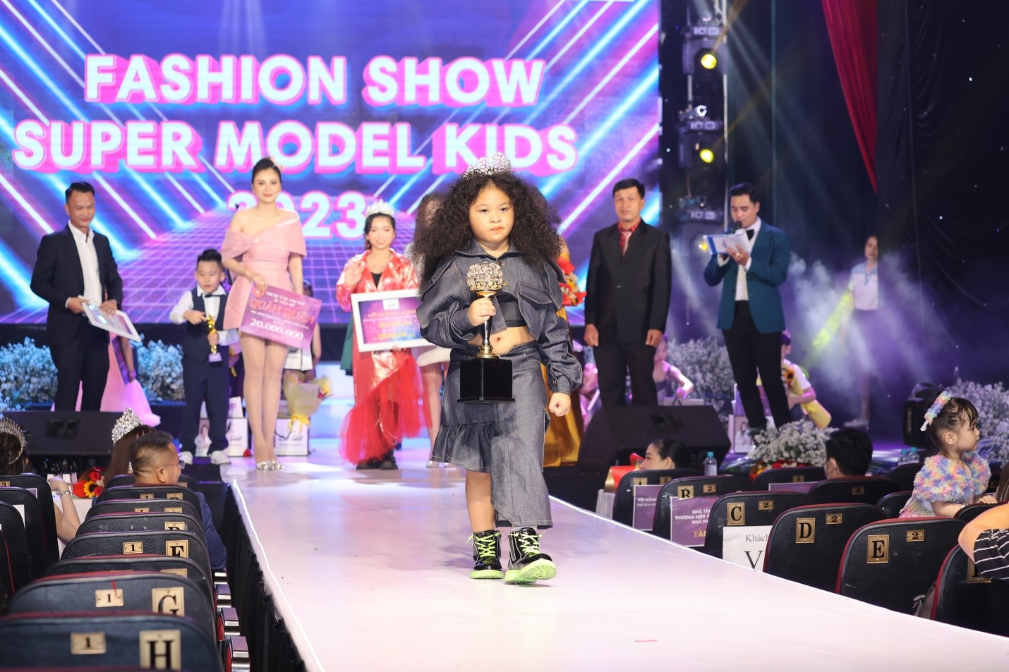 dem-trinh-dien-fashion-show-super-model-kids-2023-khep-lai-thanh-cong-day-ruc-ro_64883d4b46f2e.jpg
