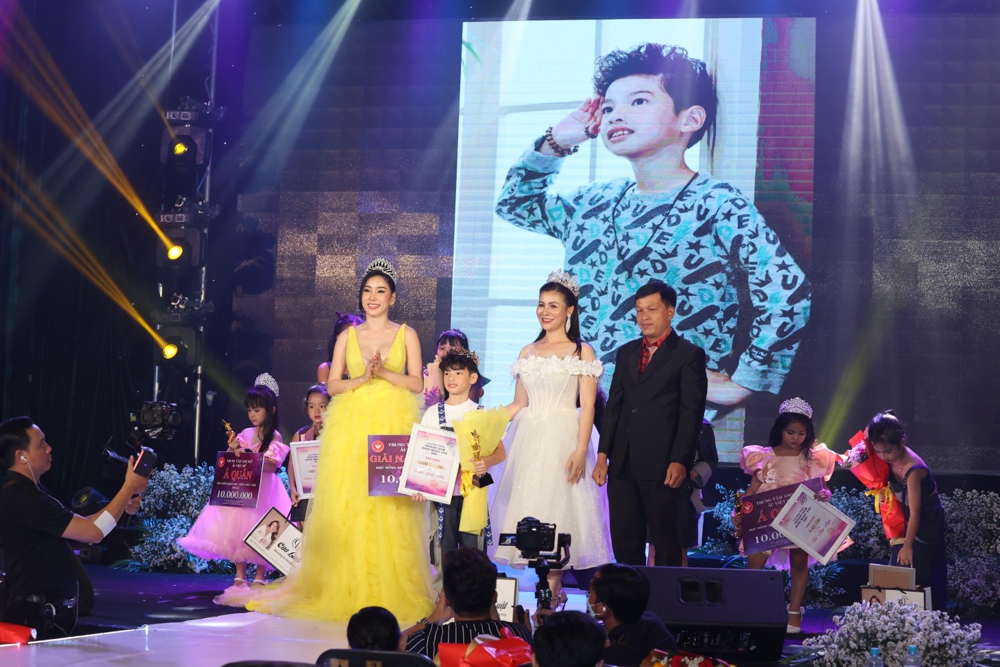 dem-trinh-dien-fashion-show-super-model-kids-2023-khep-lai-thanh-cong-day-ruc-ro_64883d6bbd768.jpg