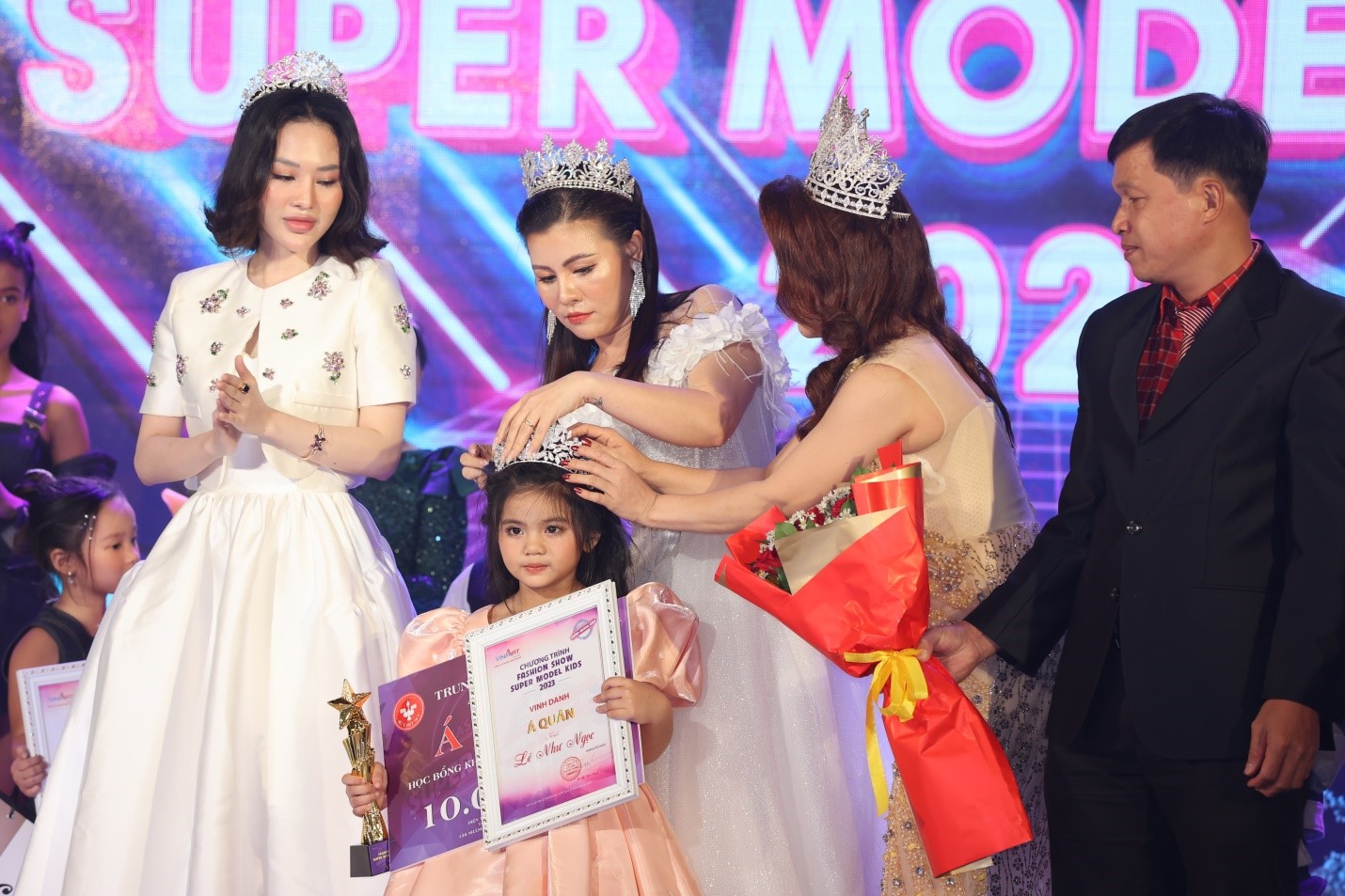 dem-trinh-dien-fashion-show-super-model-kids-2023-khep-lai-thanh-cong-day-ruc-ro_64883db20db15.jpg