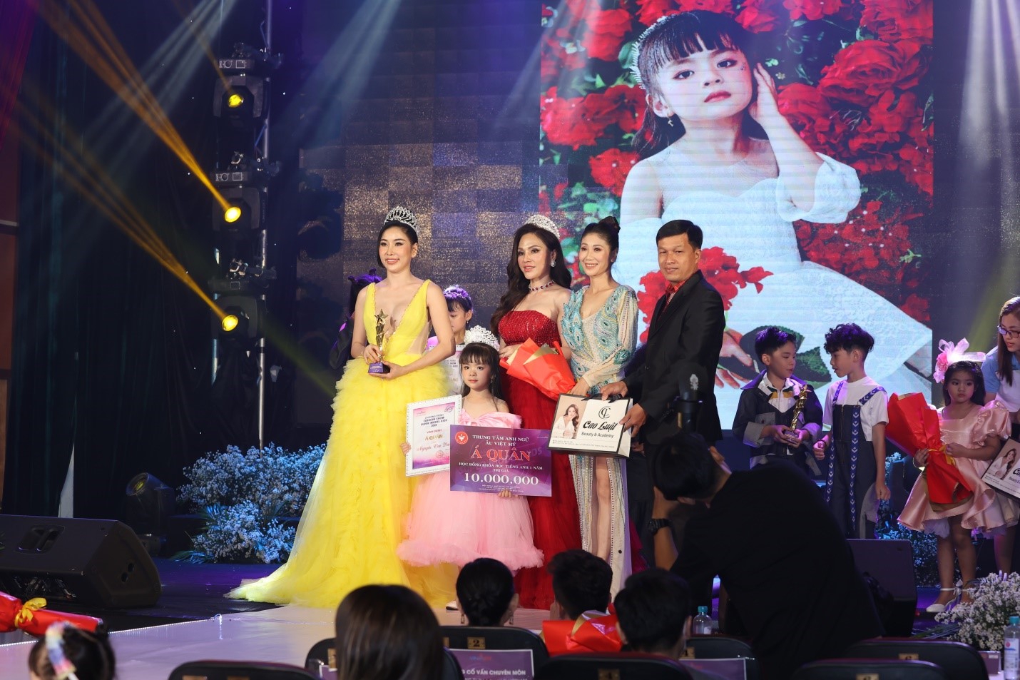 dem-trinh-dien-fashion-show-super-model-kids-2023-khep-lai-thanh-cong-day-ruc-ro_64883dd54ef54.jpg
