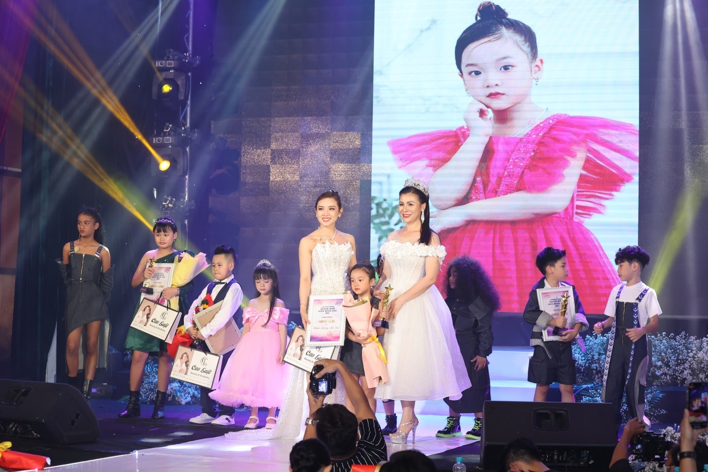 dem-trinh-dien-fashion-show-super-model-kids-2023-khep-lai-thanh-cong-day-ruc-ro_6488450820bce.jpg