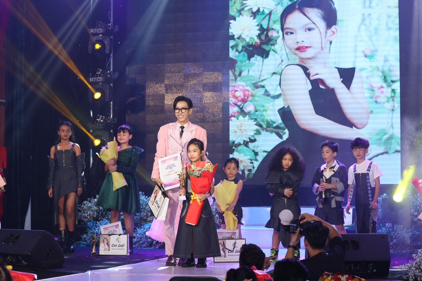 dem-trinh-dien-fashion-show-super-model-kids-2023-khep-lai-thanh-cong-day-ruc-ro_648845401c47f.jpg