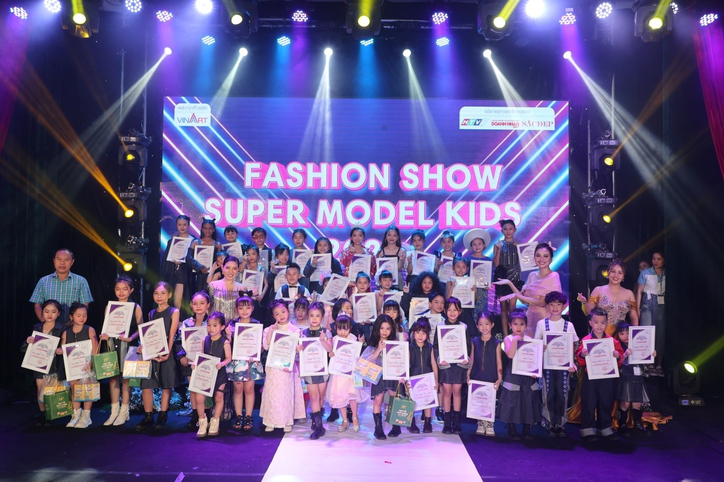 dem-trinh-dien-fashion-show-super-model-kids-2023-khep-lai-thanh-cong-day-ruc-ro_648846fcd4fff.jpg