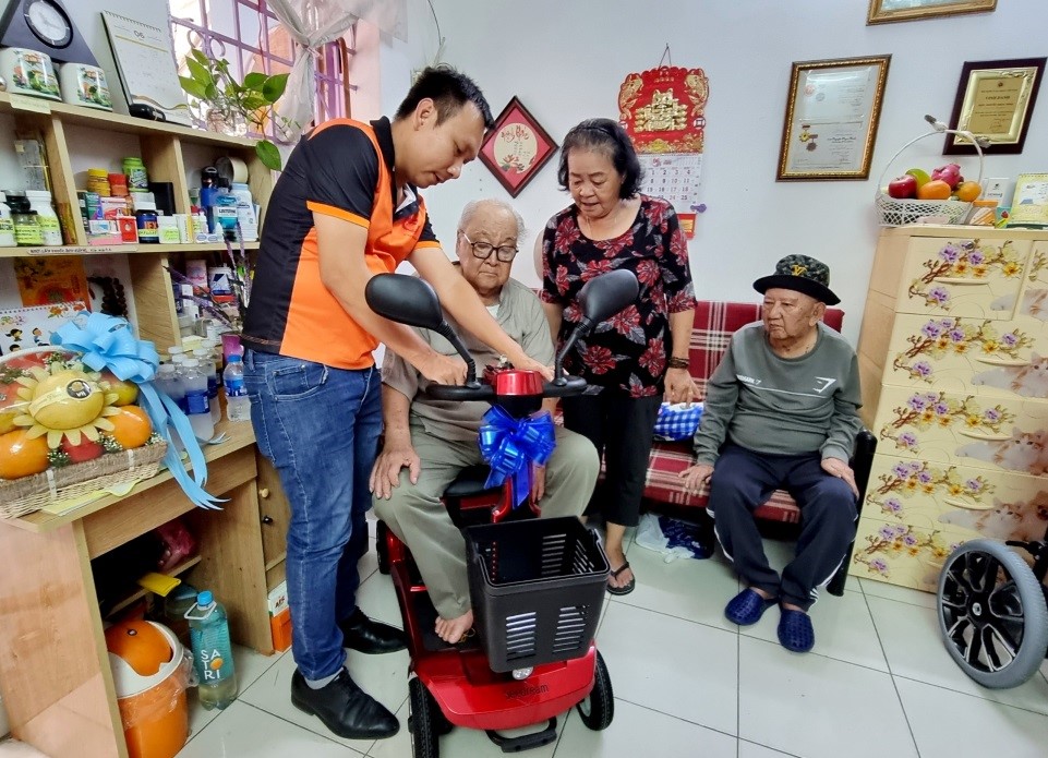 Nhân viên Công ty Lạc Long hướng dẫn nghệ sĩ Hùng Minh sử dụng xe điện