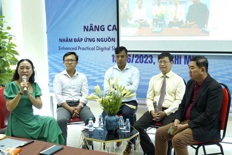 2. Bà Mary Bùi - TGĐ Vườn Ươm Khởi Nghiệp Việt trình bày