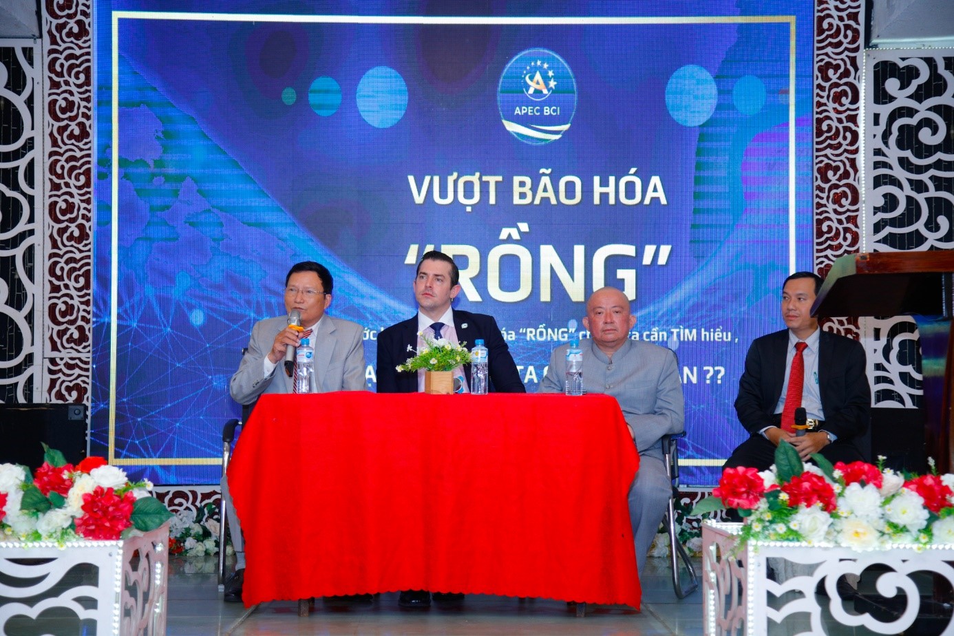 Ông Dương Ngọc Ân – Phó Chủ Tịch APEC GLOBAL (ngoài cùng bên trái – cầm micro), Ông Michel Belda – Đại diện quỹ Eden Global Capital (Chính Giữa) – Ông Nguyễn Ngọc Tùng – Chủ tịch APEC BCI & APEC GLOBAL (Bên Phải) – Ông Phạm Hoàng Bosco - Chuyên gia kinh tế, chiến lược (Điều phối tọa đàm - Ngoài cùng bên phải)