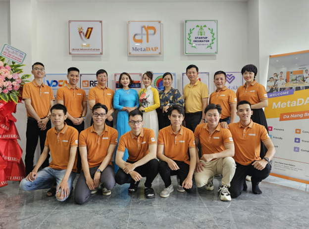 Khách mời chụp ảnh lưu niệm cùng đội ngũ metaDAP